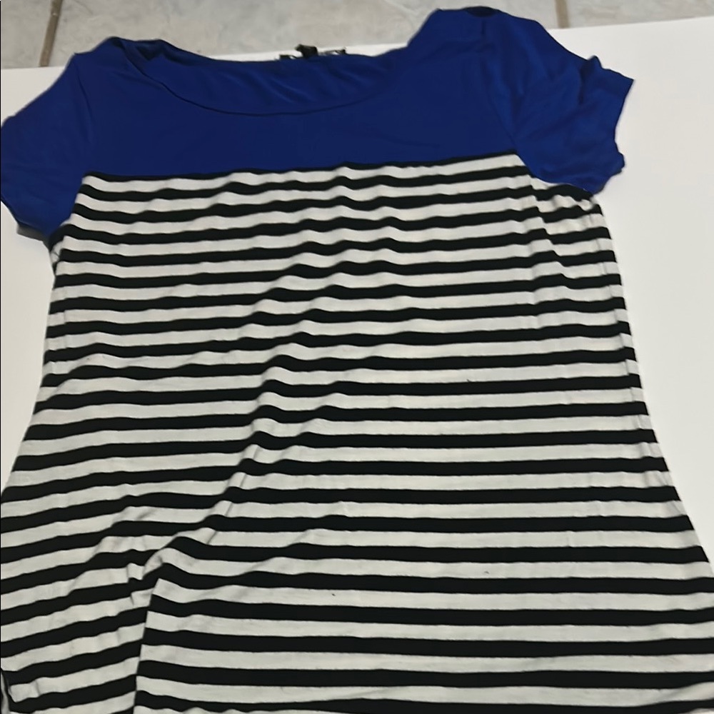 Girls Bundle of 4 Graphic design Medium. Casual - Picture 5 of 5